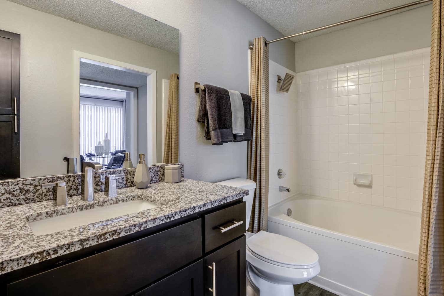 AnsonattheLakes HighRes Bathroom August2019