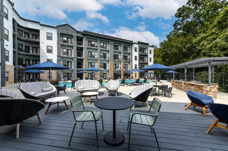 BellPerimeterCenter OutdoorSeating (4) October2023 HighRes[1]