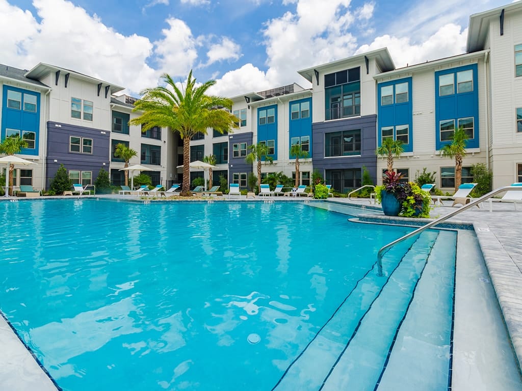 CueLuxuryLiving Pool (1) Oct2020 1024x768