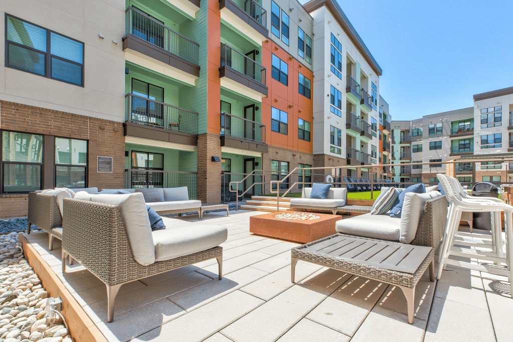 ArabelleLincolnStaion OutdoorSeating(4) January2025 HighRes